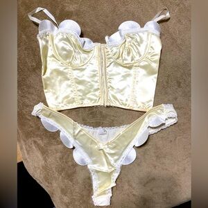 Fredricks of Hollywood size 36 top and matching bottoms. New but no tags.